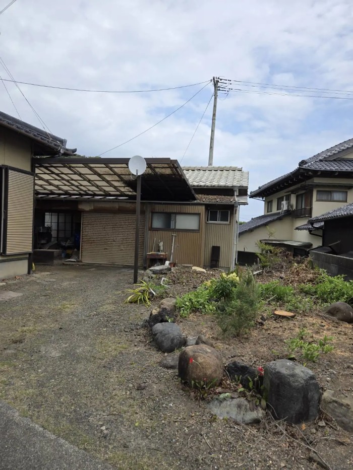 東近江市でテラス屋根に迫るモチノキを特殊伐採！重機が入らない庭でのロープ技術 - After